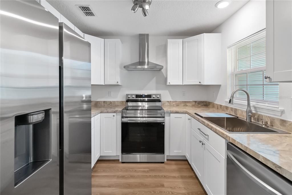 For Rent: $1,600 (2 beds, 1 baths, 1200 Square Feet)