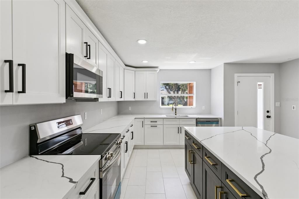 For Sale: $425,000 (3 beds, 2 baths, 1554 Square Feet)