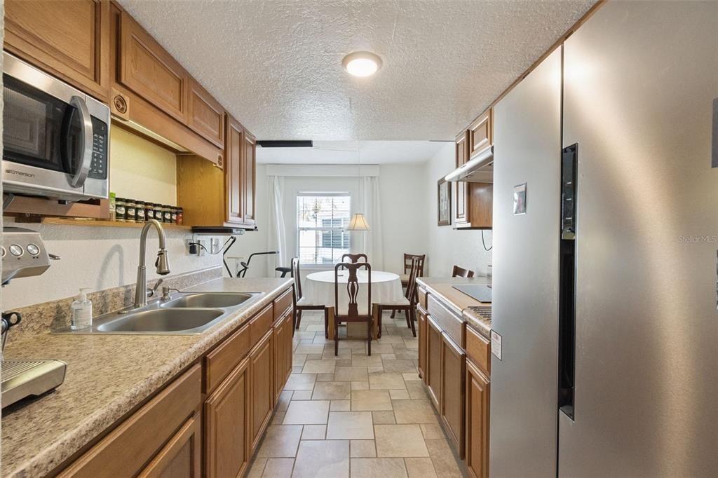 For Sale: $139,000 (1 beds, 1 baths, 734 Square Feet)