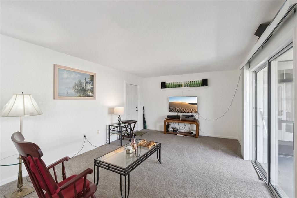For Sale: $139,000 (1 beds, 1 baths, 734 Square Feet)