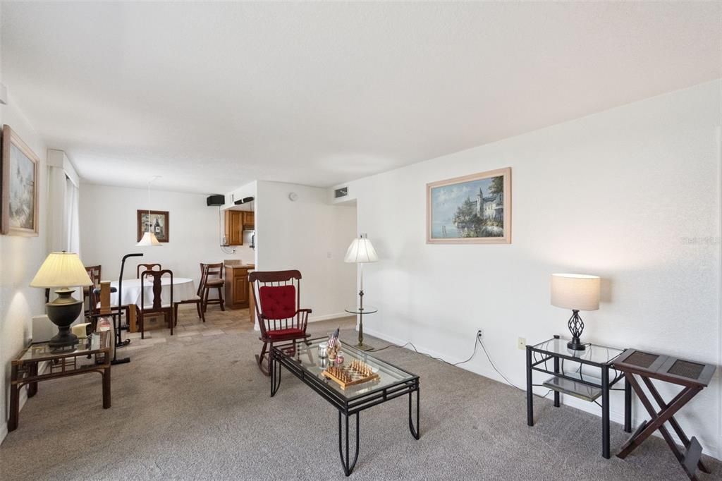 For Sale: $139,000 (1 beds, 1 baths, 734 Square Feet)