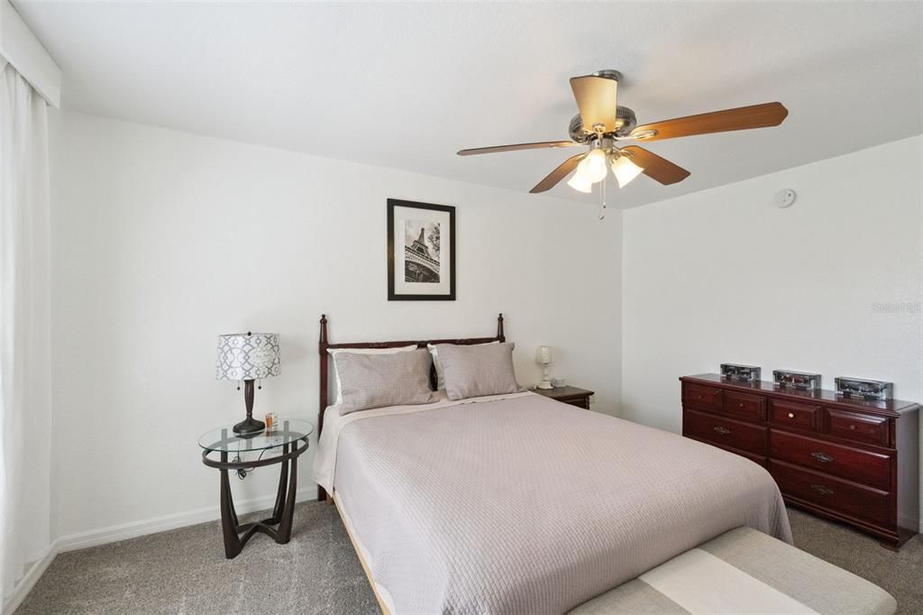 For Sale: $139,000 (1 beds, 1 baths, 734 Square Feet)