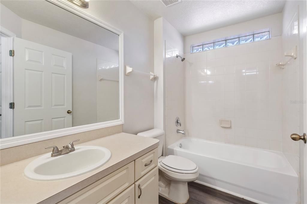 En Venta: $295,000 (4 camas, 2 baños, 1367 Pies cuadrados)