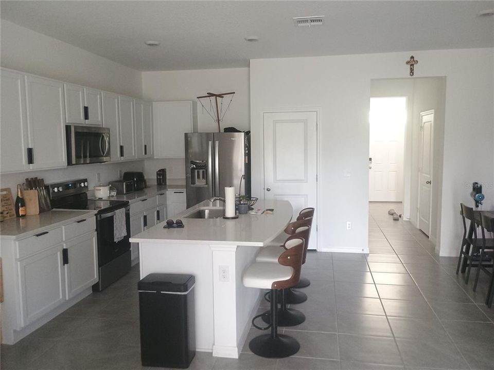 For Rent: $2,150 (3 beds, 2 baths, 1673 Square Feet)