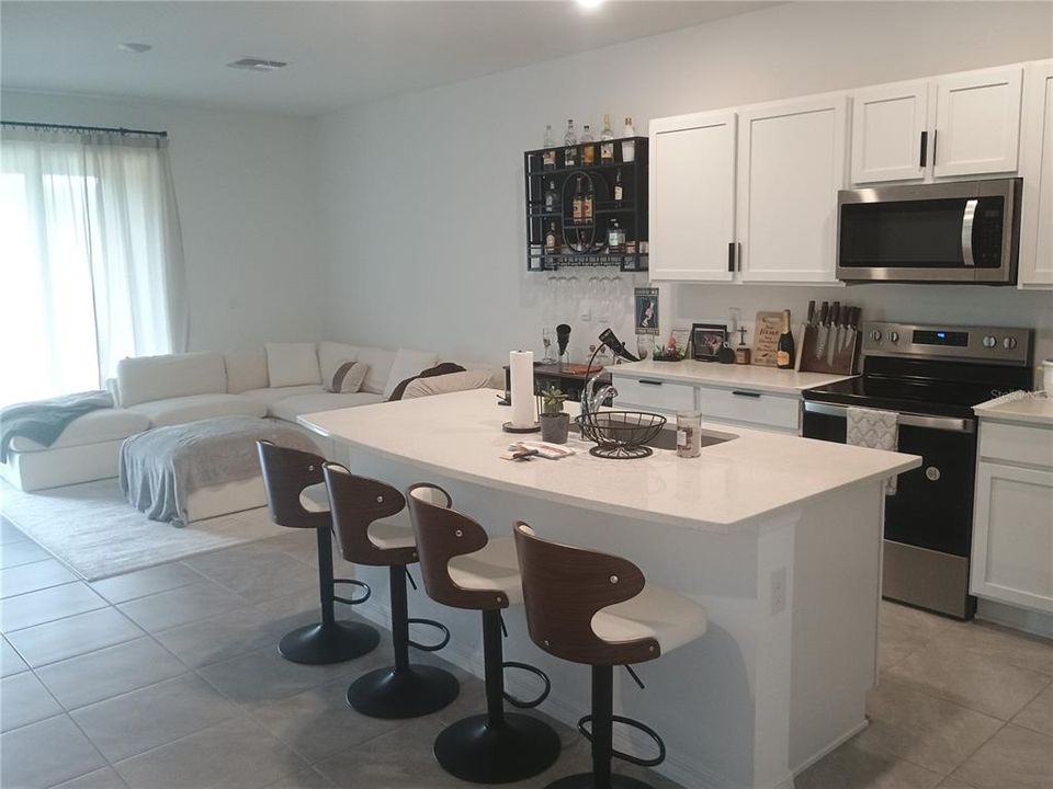 For Rent: $2,150 (3 beds, 2 baths, 1673 Square Feet)