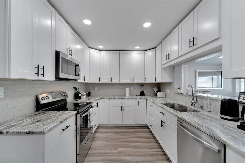 На продажу: $699,000 (3 спален, 2 ванн, 1569 Квадратных фут)
