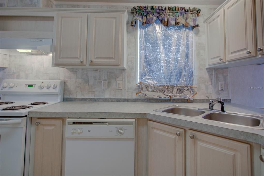 For Sale: $140,000 (3 beds, 2 baths, 1921 Square Feet)