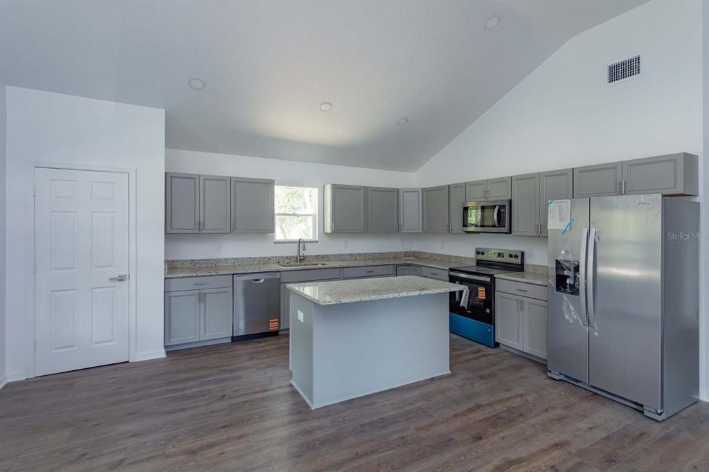 For Sale: $225,000 (3 beds, 2 baths, 1206 Square Feet)