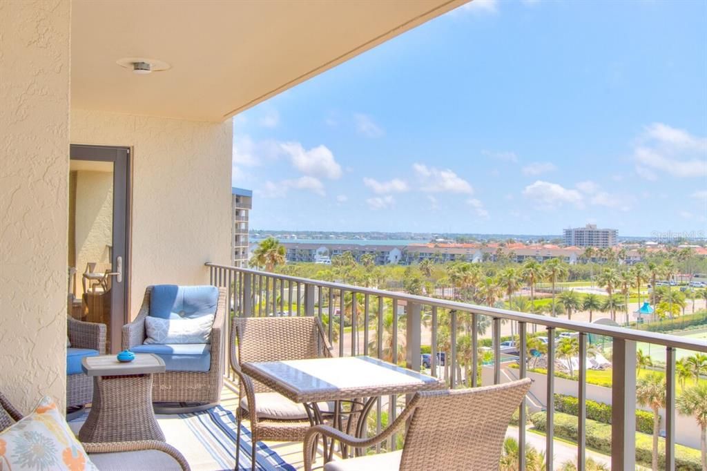 For Sale: $910,000 (2 beds, 2 baths, 1619 Square Feet)