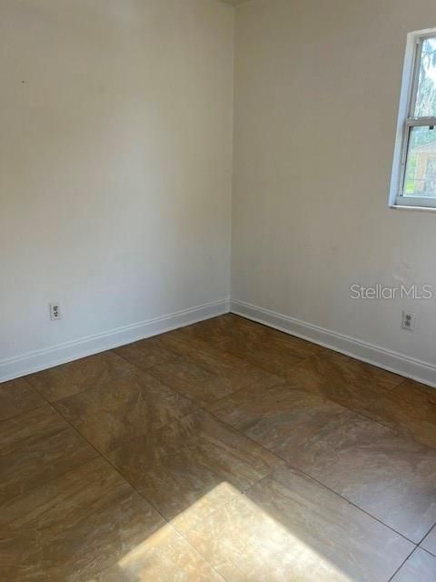 For Rent: $1,900 (3 beds, 1 baths, 960 Square Feet)