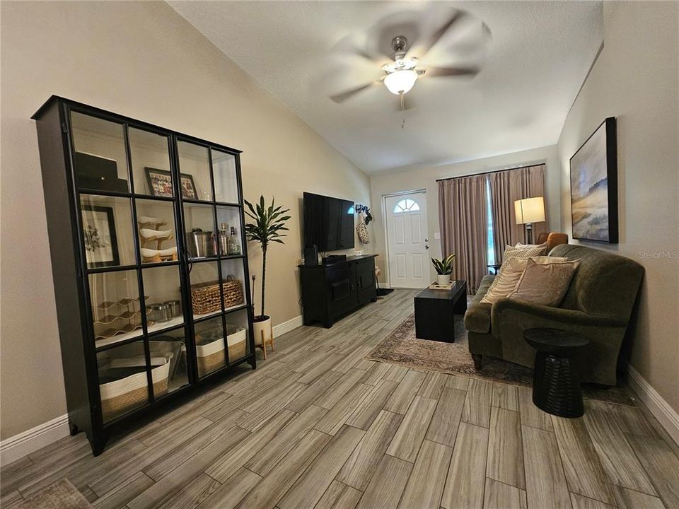 For Rent: $1,700 (2 beds, 2 baths, 858 Square Feet)