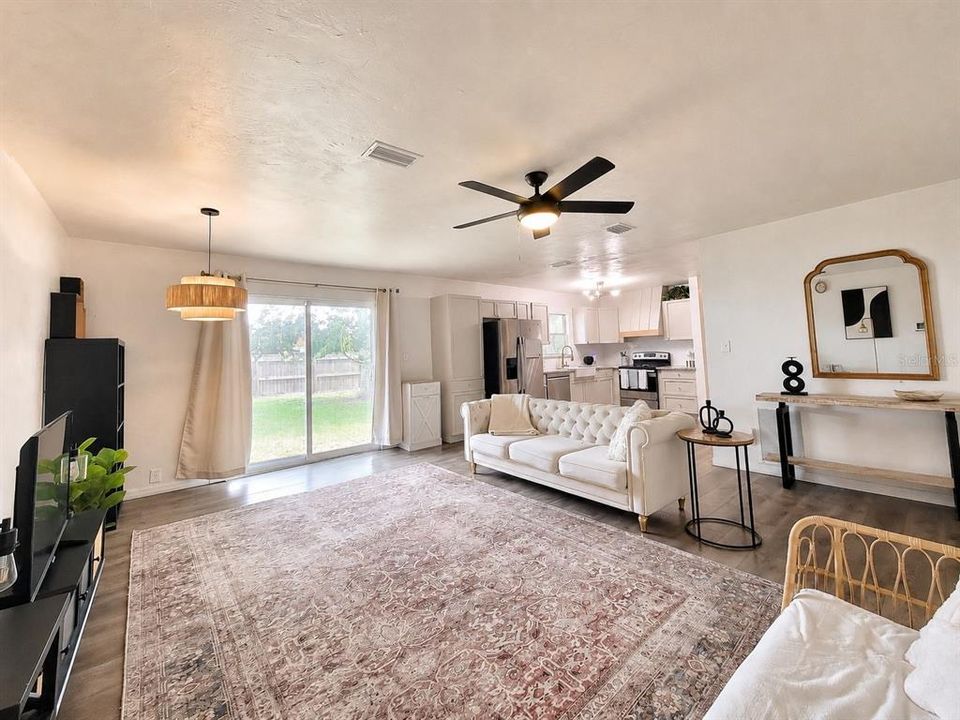 For Sale: $209,000 (3 beds, 2 baths, 1091 Square Feet)