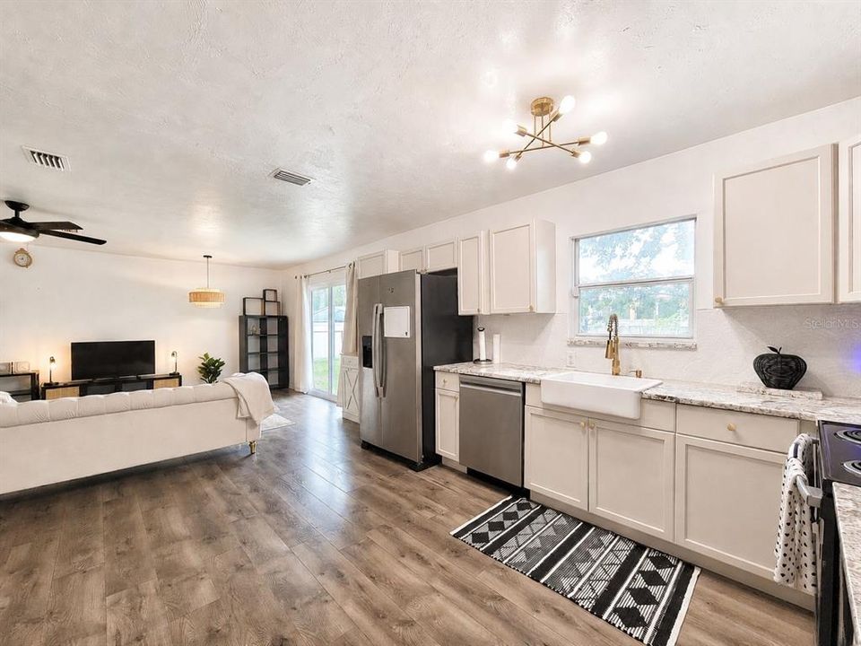 For Sale: $209,000 (3 beds, 2 baths, 1091 Square Feet)