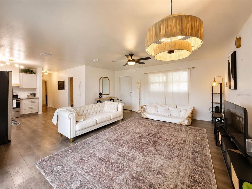 For Sale: $209,000 (3 beds, 2 baths, 1091 Square Feet)