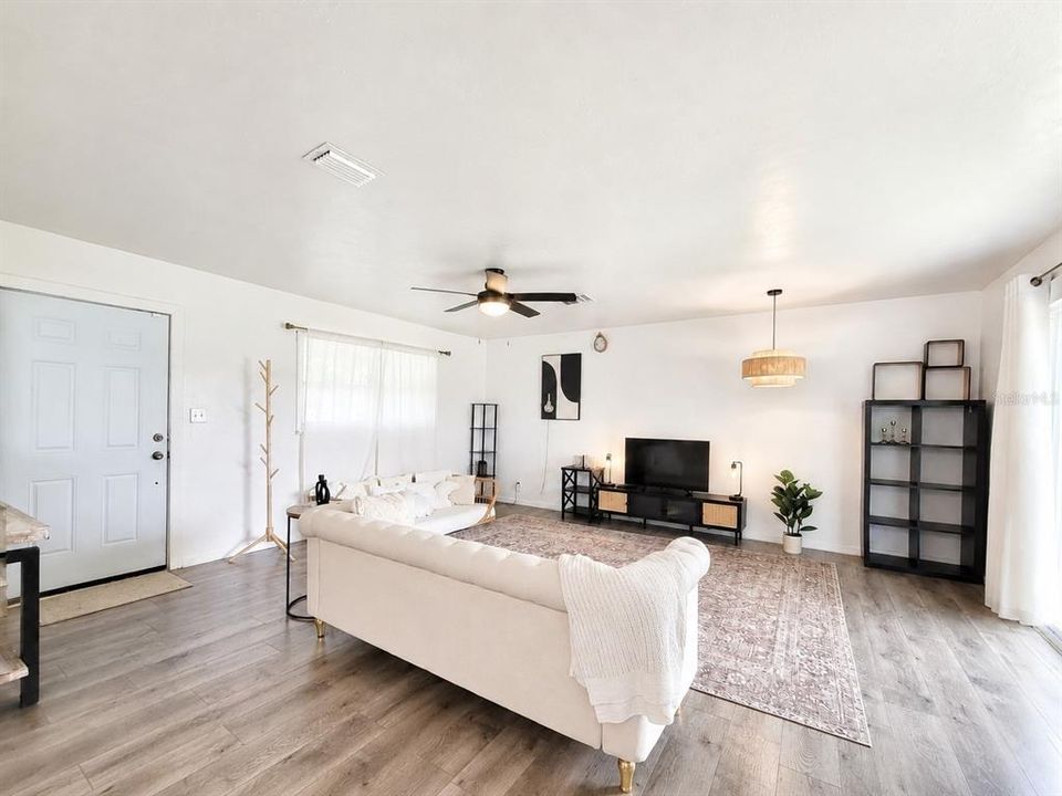 For Sale: $209,000 (3 beds, 2 baths, 1091 Square Feet)