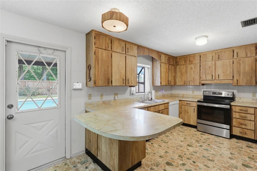На продажу: $325,900 (3 спален, 2 ванн, 1770 Квадратных фут)