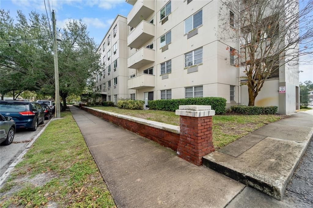 For Rent: $2,300 (2 beds, 2 baths, 836 Square Feet)