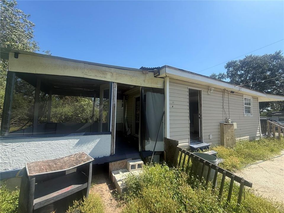 For Sale: $149,000 (2 beds, 1 baths, 720 Square Feet)