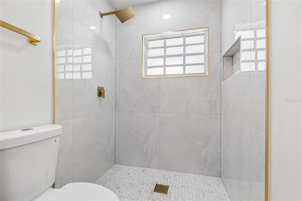 En Venta: $499,000 (5 camas, 3 baños, 1716 Pies cuadrados)
