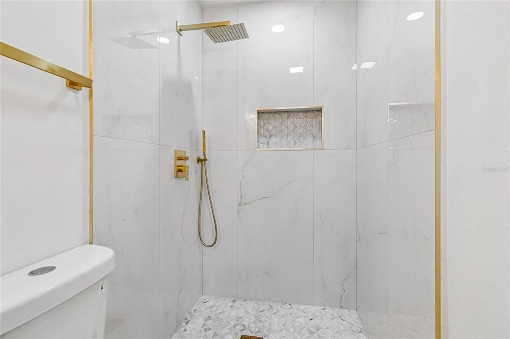 En Venta: $499,000 (5 camas, 3 baños, 1716 Pies cuadrados)