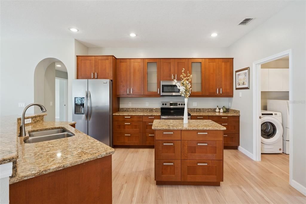 En Venta: $550,000 (4 camas, 2 baños, 2269 Pies cuadrados)