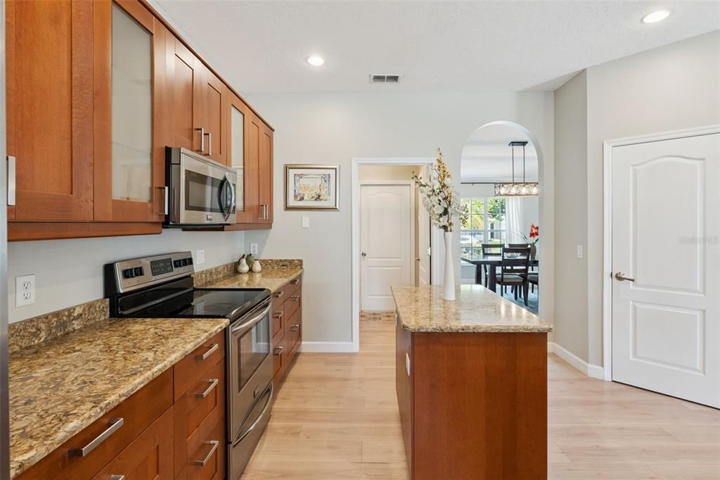 En Venta: $550,000 (4 camas, 2 baños, 2269 Pies cuadrados)