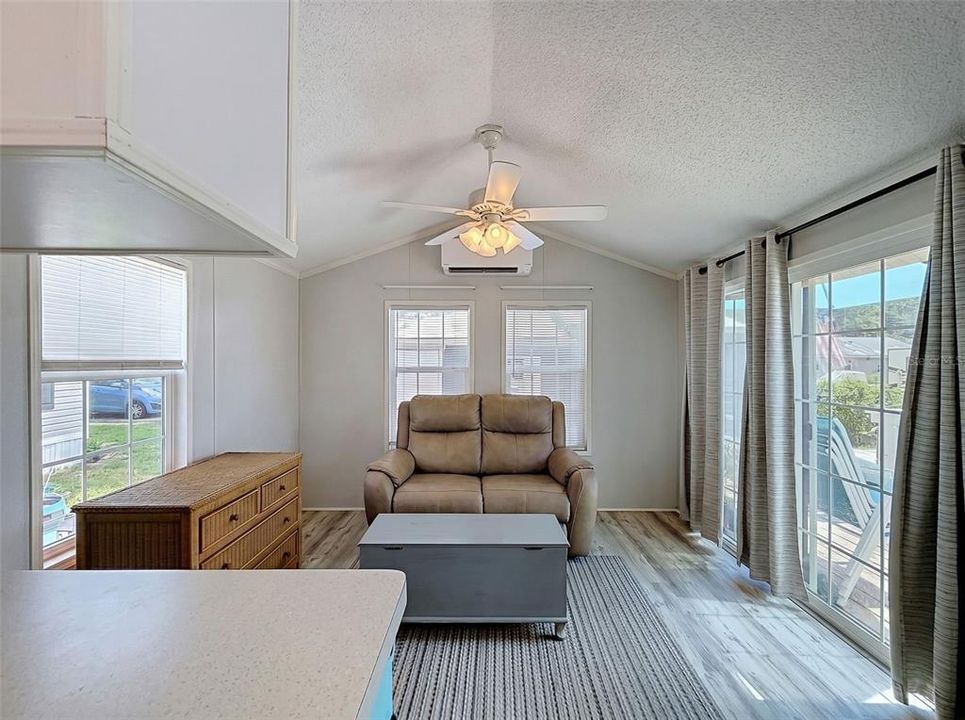 На продажу: $129,900 (1 спален, 1 ванн, 396 Квадратных фут)