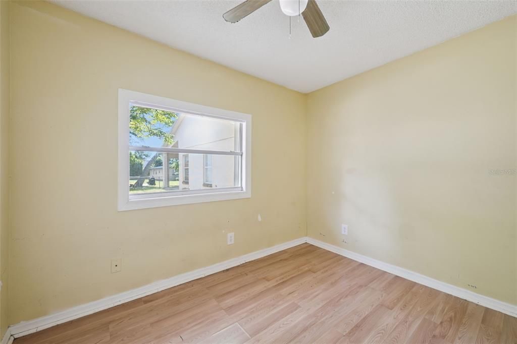 For Sale: $149,999 (2 beds, 1 baths, 955 Square Feet)