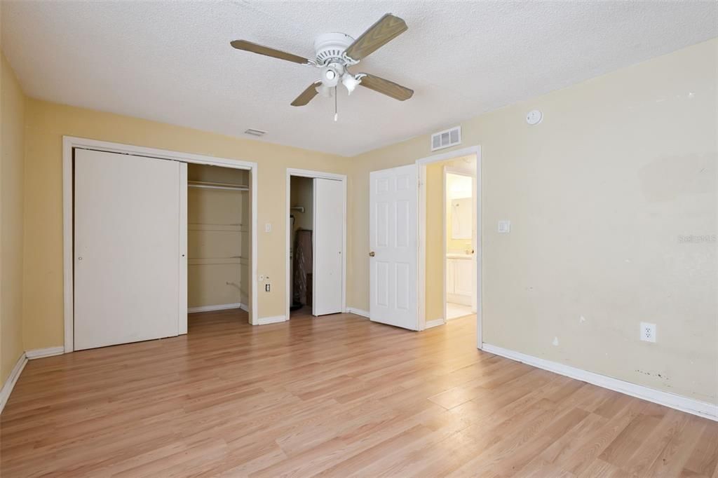 For Sale: $149,999 (2 beds, 1 baths, 955 Square Feet)