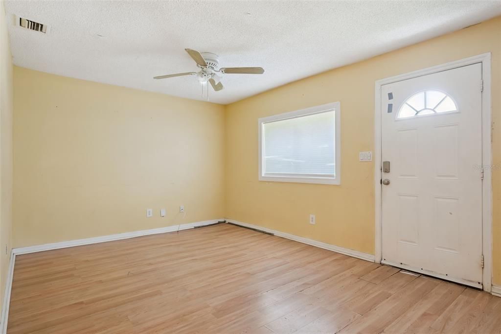For Sale: $149,999 (2 beds, 1 baths, 955 Square Feet)
