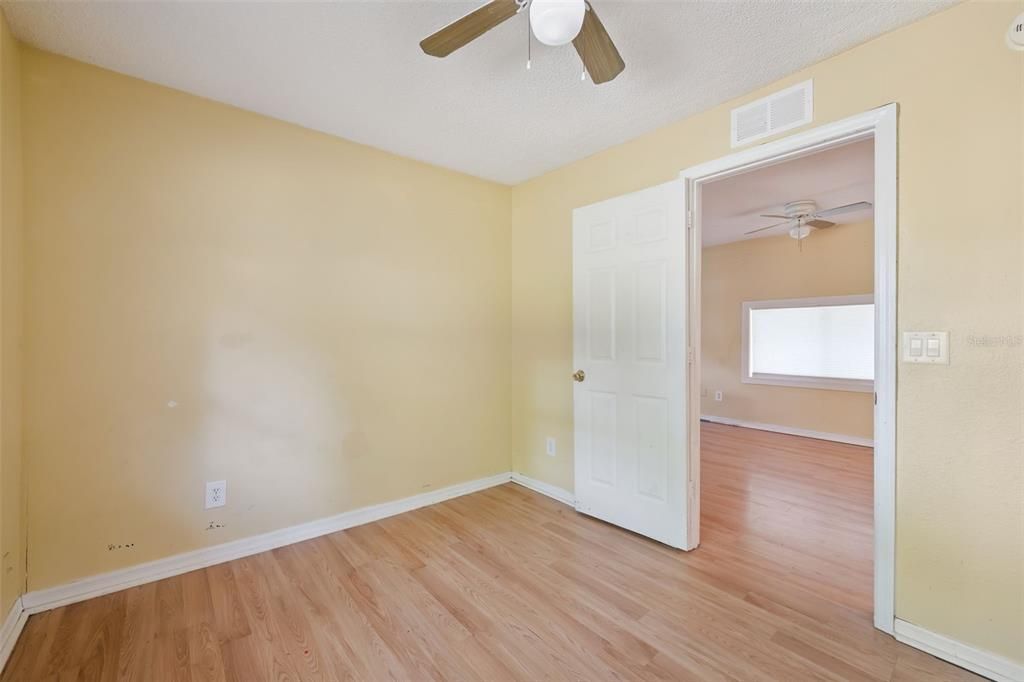 For Sale: $149,999 (2 beds, 1 baths, 955 Square Feet)
