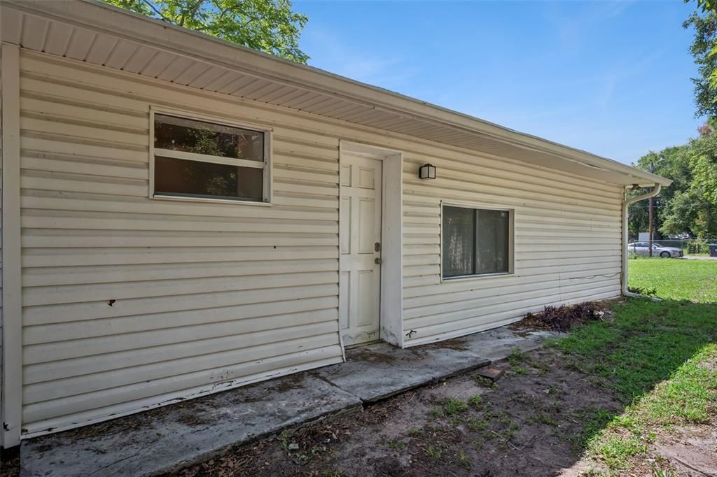 For Sale: $149,999 (2 beds, 1 baths, 955 Square Feet)