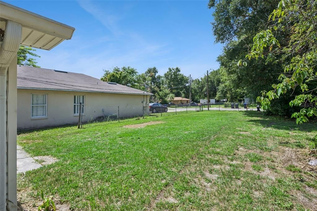 For Sale: $149,999 (2 beds, 1 baths, 955 Square Feet)