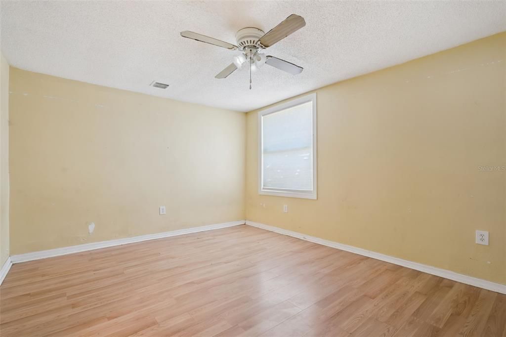 For Sale: $149,999 (2 beds, 1 baths, 955 Square Feet)