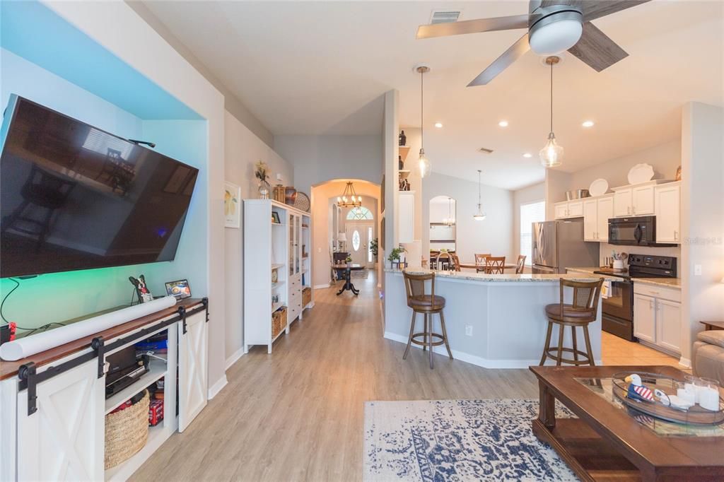 En Venta: $394,000 (3 camas, 2 baños, 2102 Pies cuadrados)