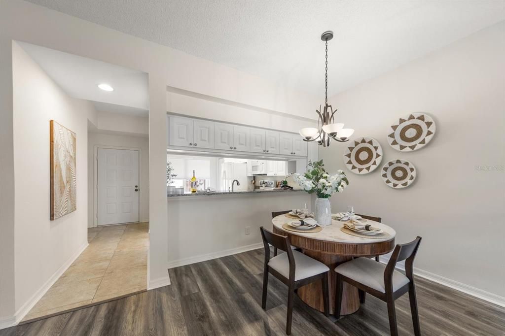 For Sale: $300,000 (2 beds, 2 baths, 1250 Square Feet)