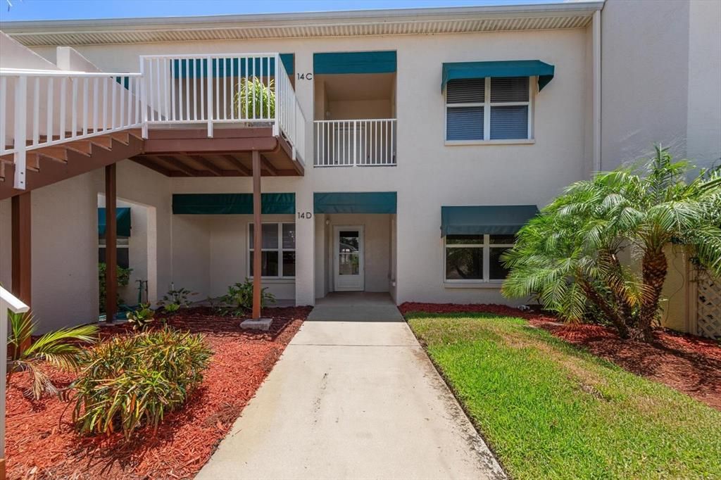 For Sale: $300,000 (2 beds, 2 baths, 1250 Square Feet)
