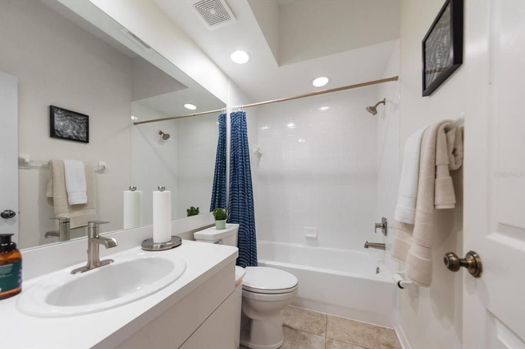 For Sale: $300,000 (2 beds, 2 baths, 1250 Square Feet)