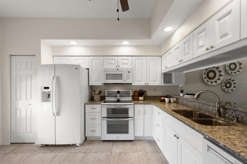 For Sale: $300,000 (2 beds, 2 baths, 1250 Square Feet)