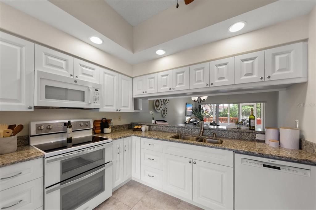 For Sale: $300,000 (2 beds, 2 baths, 1250 Square Feet)