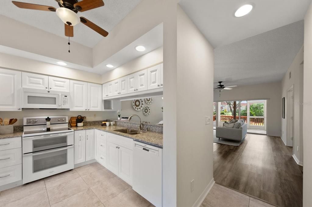 For Sale: $300,000 (2 beds, 2 baths, 1250 Square Feet)