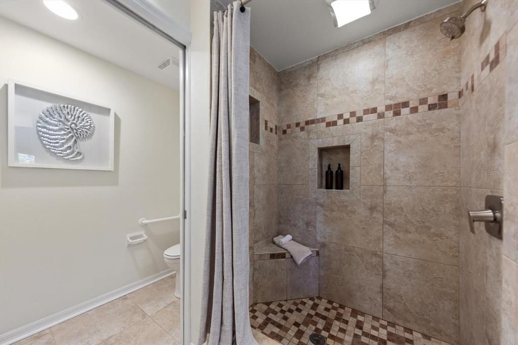 For Sale: $300,000 (2 beds, 2 baths, 1250 Square Feet)