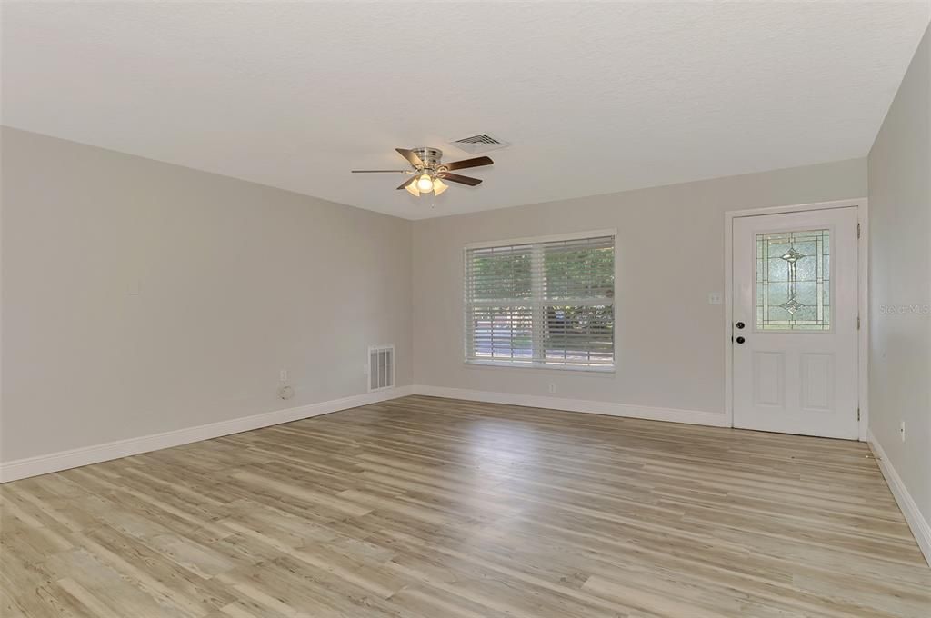 For Rent: $2,700 (4 beds, 2 baths, 1934 Square Feet)