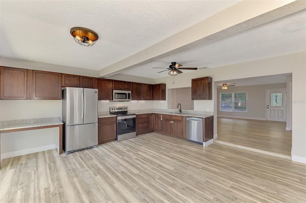 For Rent: $2,700 (4 beds, 2 baths, 1934 Square Feet)