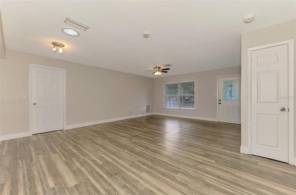 For Rent: $2,700 (4 beds, 2 baths, 1934 Square Feet)