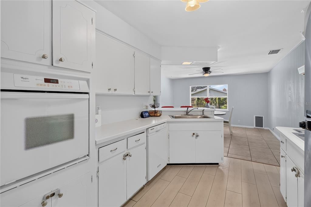 For Sale: $349,999 (3 beds, 2 baths, 1752 Square Feet)