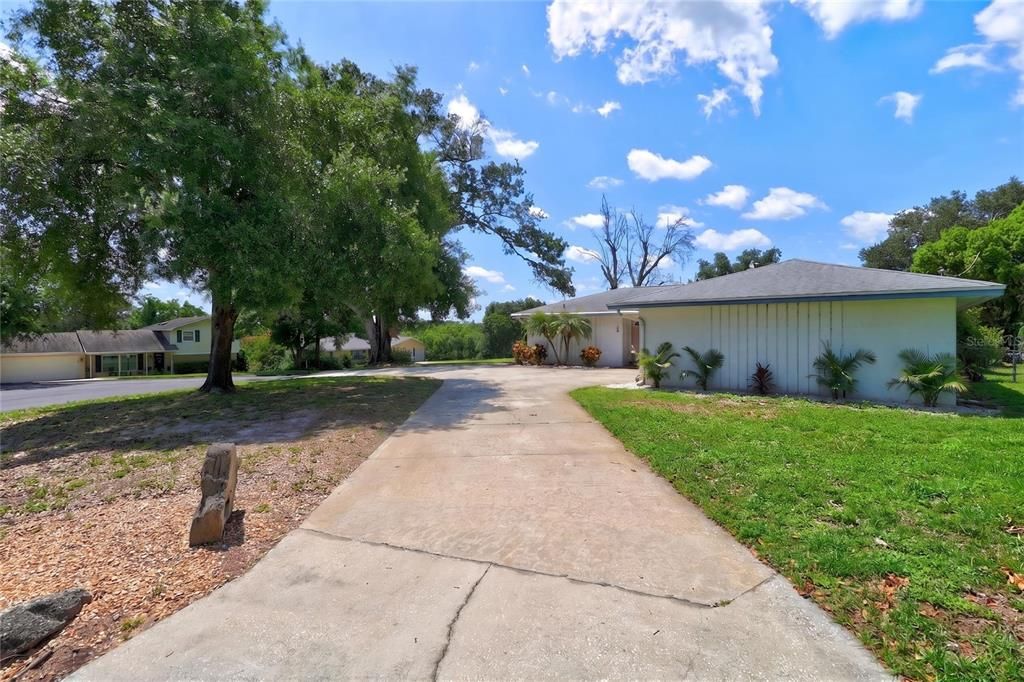 For Sale: $349,999 (3 beds, 2 baths, 1752 Square Feet)