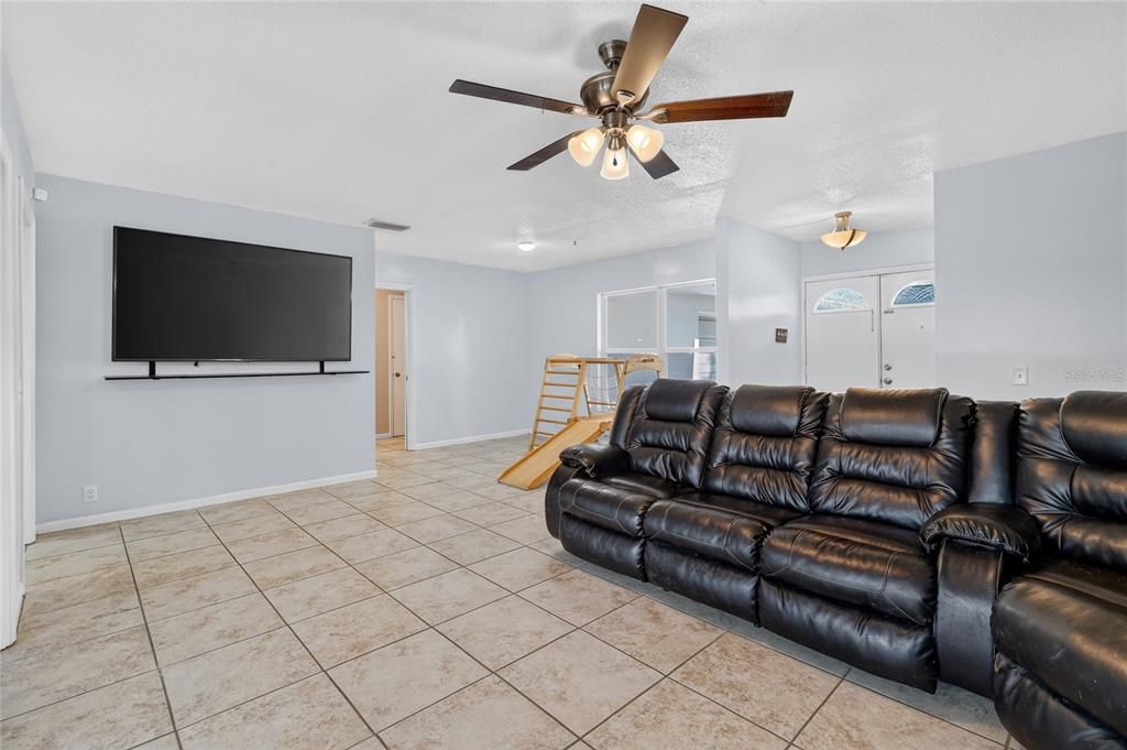For Sale: $349,999 (3 beds, 2 baths, 1752 Square Feet)
