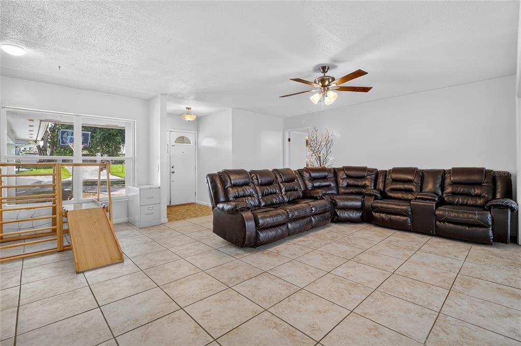 For Sale: $349,999 (3 beds, 2 baths, 1752 Square Feet)