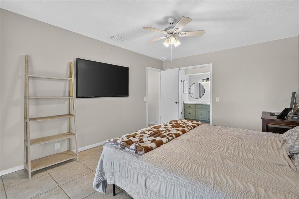 For Sale: $349,999 (3 beds, 2 baths, 1752 Square Feet)